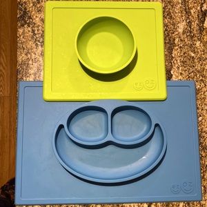 ezpz silicone bowl 💚 and divided plate💙
